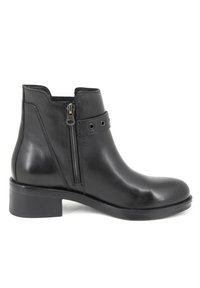 Stivale ankle in pelle nera con punta rotonda, zip laterale e cinturino decorativo. Texture liscia e design con tacco basso a blocco.