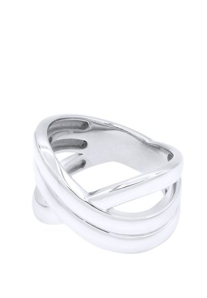 Bague en métal argenté avec un design moderne et ouvert comportant deux bandes courbées se croisant en une forme triangulaire lisse.
