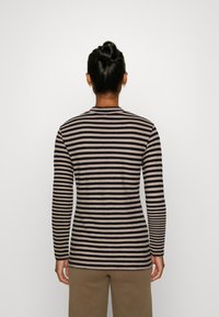 Langærmet stribet top med et beige og mørkeblå mønster, rund halsudskæring og tætsiddende design. Glat stoftekstur.