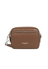 Borsa a tracolla in pelle marrone con texture, caratterizzata da un design a doppia cerniera e hardware argentato. Logo "LANCASTER PARIS" visibile sulla parte anteriore.