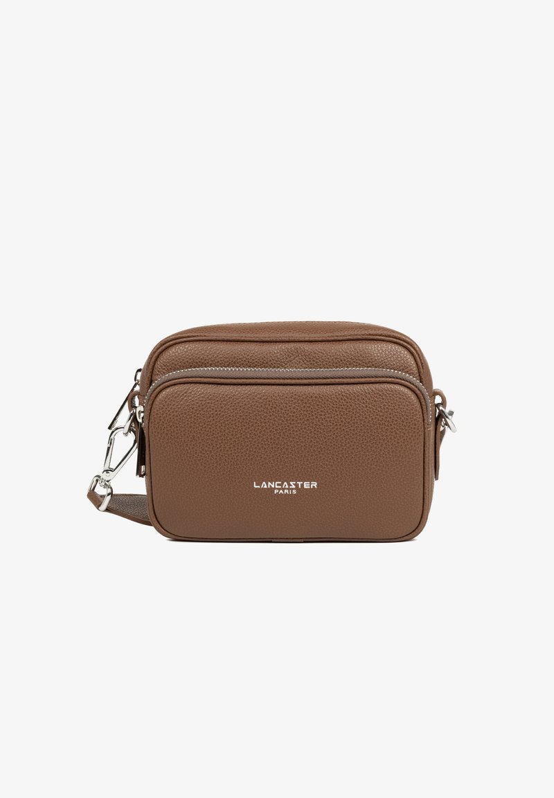 Borsa a tracolla in pelle marrone con texture, caratterizzata da un design a doppia cerniera e hardware argentato. Logo "LANCASTER PARIS" visibile sulla parte anteriore.