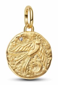 Ciondolo in oro con design di un uccello circondato da stelle e una luna crescente, con un piccolo diamante come accentuazione, superficie texturizzata e forma circolare.