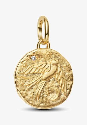 Ciondolo in oro con design di un uccello circondato da stelle e una luna crescente, con un piccolo diamante come accentuazione, superficie texturizzata e forma circolare.