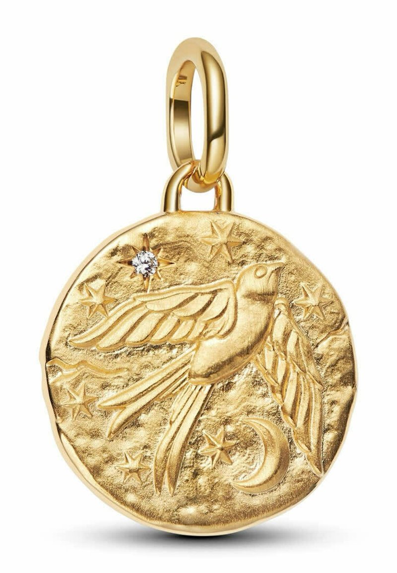 Ciondolo in oro con design di un uccello circondato da stelle e una luna crescente, con un piccolo diamante come accentuazione, superficie texturizzata e forma circolare.