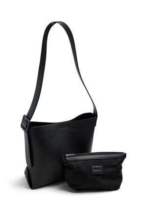 Sac seau en cuir noir avec bandoulière réglable, accompagné d'une petite pochette noire zippée, sur fond blanc.