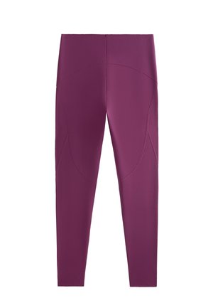 Colanți mov cu talie înaltă, realizați dintr-un material neted și elastic. Cusăturile remarcabile evidențiază designul curbat și potrivirea generală.