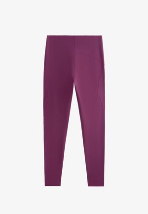 Vijolične legice z visokim pasom iz gladkega, raztegljivega materiala. Opazni šivi poudarjajo ukrivljen dizajn in popolno prileganje.