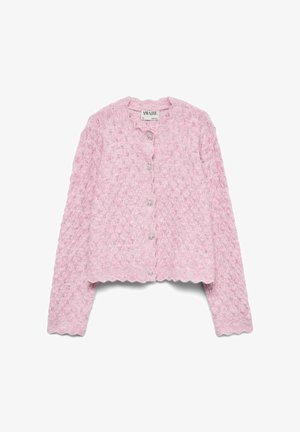 Rosa stickad cardigan med ett strukturerat diamantmönster, vågig nederkant och fem dekorativa knappar framtill. Långa ärmar.