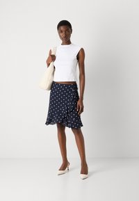 GANT DOT PRINT FRILL SKIRT - Zavinovacia sukňa - evening blue
