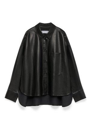 Zwarte leren shirt met een puntige kraag, knoopsluiting aan de voorkant, één borstzak, lange mouwen en een ontspannen pasvorm, met een contrasterende onderzoom.