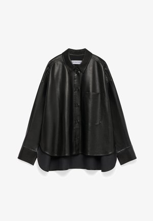 Svart läderskjorta med spetsig krage, knappframsida, enkel bröstficka, långa ärmar och avkopplad passform, med kontrasterande nederkant.