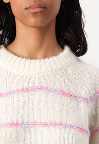 Pieces PCNELIA LS O-NECK BC - Džemperis - birch/pink/purple