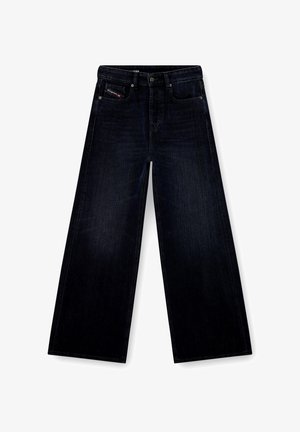 Jeans a gamba larga in denim blu scuro, caratterizzati da un classico design a cinque tasche e chiusura con bottone. Texture liscia con dettagli di cucitura minimi.