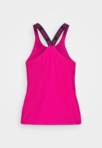 Haut sans manches rose vif avec bretelles noires dos nageur affichant un motif de texte rose, posé à plat sur un fond blanc.