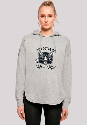 Grau Kapuzenpullover aus weichem Material, mit einem Katzenmotiv, die Sonnenbrillen trägt, und dem Text "DU MUSST MICH VERARSCHEN!" in Schwarz.