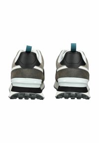 Sportovní boty s dvojbarevnou kombinací, obsahující šedý semišový svršek, černé kožené detaily, bílou mezisole a texturovanou černou gumovou podrážku.