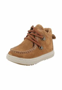 Stivaletto in camoscio marrone con suola in gomma beige, punta tonda, dettagli cuciti e lacci marroni infilati attraverso occhielli metallici.