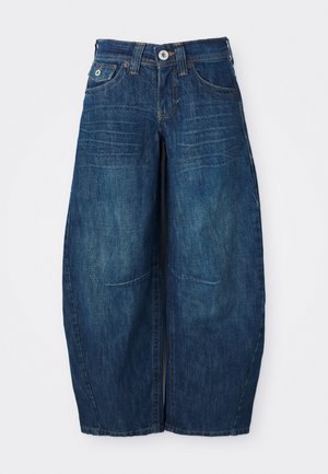 Jean en denim large bleu foncé avec un bouton à l'avant, des passants de ceinture et des coutures visibles sur fond blanc.