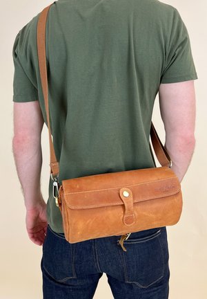 Gusti Leder ROBERTO - Umhängetasche - braun