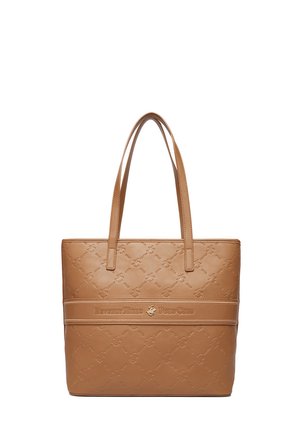 Brun læder tote taske med præget Beverly Hills Polo Club logo mønster og to lange håndtag.