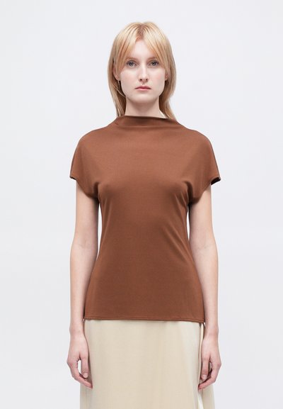 Top marrone a maniche corte con scollo alto, realizzato in tessuto liscio. Design leggermente aderente, senza motivi né decorazioni.