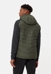 Giacca imbottita con retro trapuntato verde e maniche nere, dotata di cappuccio e tessuto testurizzato per calore e comfort.