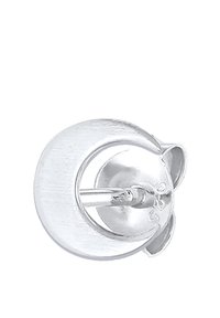 Sølv studørering med et buet halvmåne design. Glat, skinnende overflade med en subtil tekstureret accent på den ene kant.