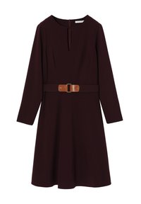 Robe bordeaux à manches longues, un col rond, un détail en forme de trou de serrure et une ceinture en cuir brun accentuant la taille. Texture de tissu lisse.