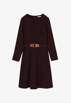 Burgundia kleit pikka varrukaga, ümmarguse kaeluse ning võtmeaugu detailiga, pruun nahkpai, mis rõhutab talje. Sile kangast tekstuur.