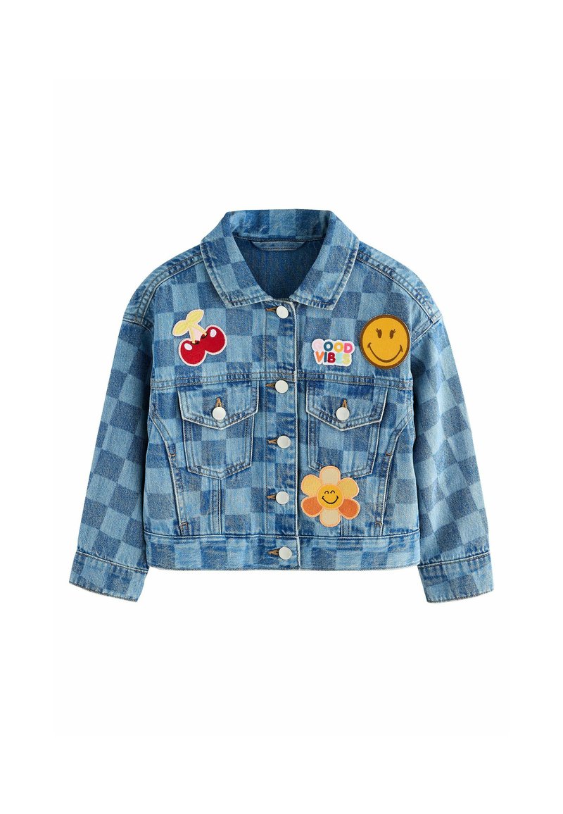 Jeansjacke mit kariertem Muster, langen Ärmeln, Kragen und verschiedenen bunten gestickten Patches auf der Vorderseite.