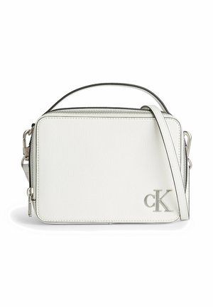 Biała prostokątna skórzana torebka na ramię z srebrnym zamkiem błyskawicznym, regulowanym paskiem, górnym uchwytem oraz srebrnym logo "cK" na przedniej dolnej prawej stronie.