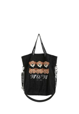 Bolsa tote negra con tres ositos bordados encima de "MWM EST. 2015," con asas de marca en blanco y negro y una correa de hombro desmontable.