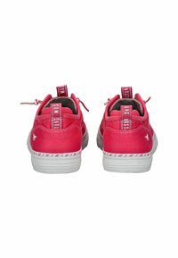 Baskets en toile rose avec une finition texturée, semelles en caoutchouc blanches et languettes contrastantes avec un logo au dos.