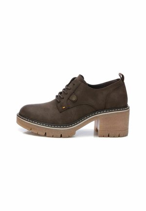 Scarpa in suede marrone con punta rotonda, design con lacci, cuciture a contrasto e tacco piatto spesso e testurizzato.