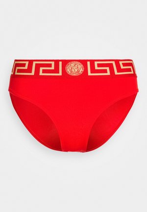 Bas de bikini rouge avec une ceinture en logo doré arborant un motif de clé grecque et un emblème central. Fabriqué en tissu lisse et extensible.