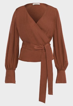 Bruine wikkelblouse van lichtgewicht stof, met lange pofmouwen, een strik in de taille en een v-halslijn. Gladde textuur met een minimalistisch ontwerp.