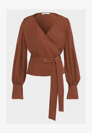 Brūns apģērba blūze, kas izgatavota no viegla auduma, ar garām pūkainām piedurknēm, saistāmu jostas daļu un V veida kakla izgriezumu. Gluda tekstūra ar minimālu dizainu.