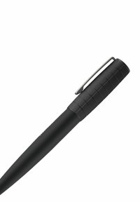 Čierne pero s textúrovaným uchopením, zúženým telom a chrómovou klipsou. Horná časť má mriežkovaný vzor pre lepšie uchopenie.