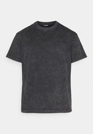 Svart bomull t-skjorte med en myk, falmet tekstur. Korte ermer, rund halslinning og subtil logo detalj på brystet. Vanlig passform.