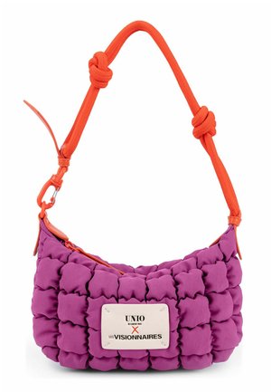 Bolso acolchado morado con una correa naranja ajustable, con una etiqueta rectangular blanca con texto negro y rojo en el frente.