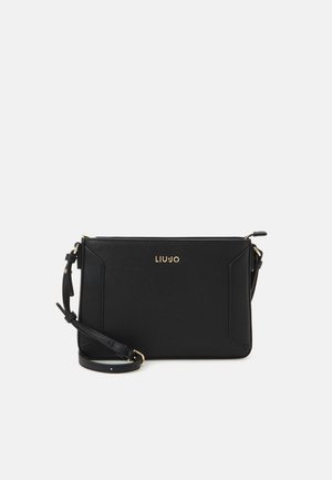 Černá obdélníková kabelka přes rameno s nastavitelným popruhem a zlatým logem „LIU JO“ na přední straně, na jednoduchém světlém pozadí.