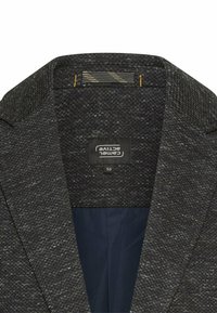 Dunkelgrauer Blazer aus strukturiertem Stoff, mit Reverskragen und schwarzem Innenfutter. Enthält ein sichtbares Markenetikett innen. Größe 50.