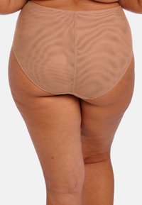Hooggeknipte slip van zachte, elastische stof. Heeft een gladde, natuurlijk gekleurde afwerking en een naadloos ontwerp voor comfort en flexibiliteit.