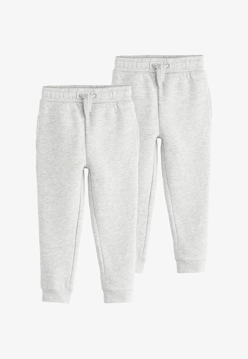 Dva páry světle šedých bavlněných tepláků s elastickým pasem, šňůrkami na stažení, bočními kapsami a žebrovanými lemy, zobrazené na bílém pozadí.