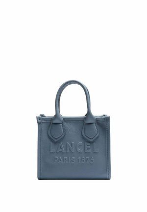 Petit sac à main en cuir bleu avec double poignée, embossé de "LANCEL PARIS 1876" sur le devant.