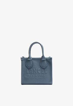 Petit sac à main en cuir bleu avec double poignée, embossé de "LANCEL PARIS 1876" sur le devant.