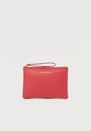 Clutch de couro vermelho com acabamento texturizado, fecho de correr e alça de pulso. Apresenta o nome "VALENTINO" em relevo dourado na parte frontal.