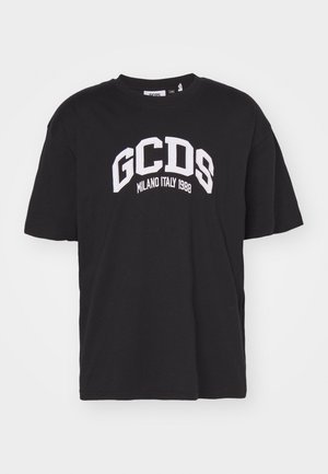 Musta puuvillainen T-paita pyöreällä kaula-aukolla, jossa valkoinen kirjailtu teksti "GCDS MILANO ITALY 1988" rinnassa. Lyhyet hihat.