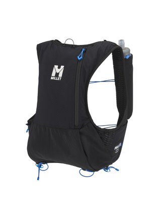 Gilet d'hydratation Black Millet avec poche zippée frontale, panneaux latéraux en mesh, cordons ajustables et une bouteille d'eau attachée à l'arrière côté droit.