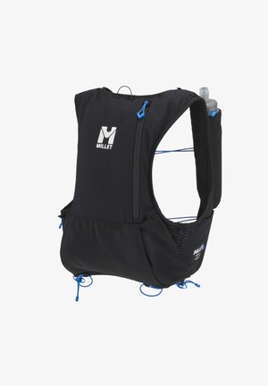 Gilet d'hydratation Black Millet avec poche zippée frontale, panneaux latéraux en mesh, cordons ajustables et une bouteille d'eau attachée à l'arrière côté droit.